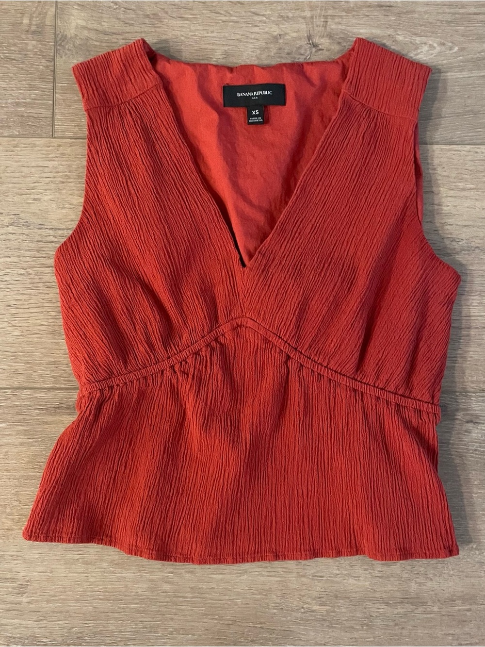 Banana Republic Red Textured V-Neck Peplum Top - XS